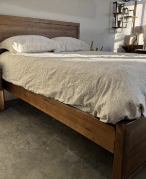 Beachwood Queen Bed in Cashew