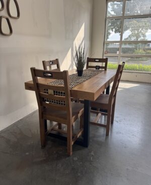 Brooklyn Small 140/180cm  Extending Table & 4 Flea Market Chairs in Rustic Natural